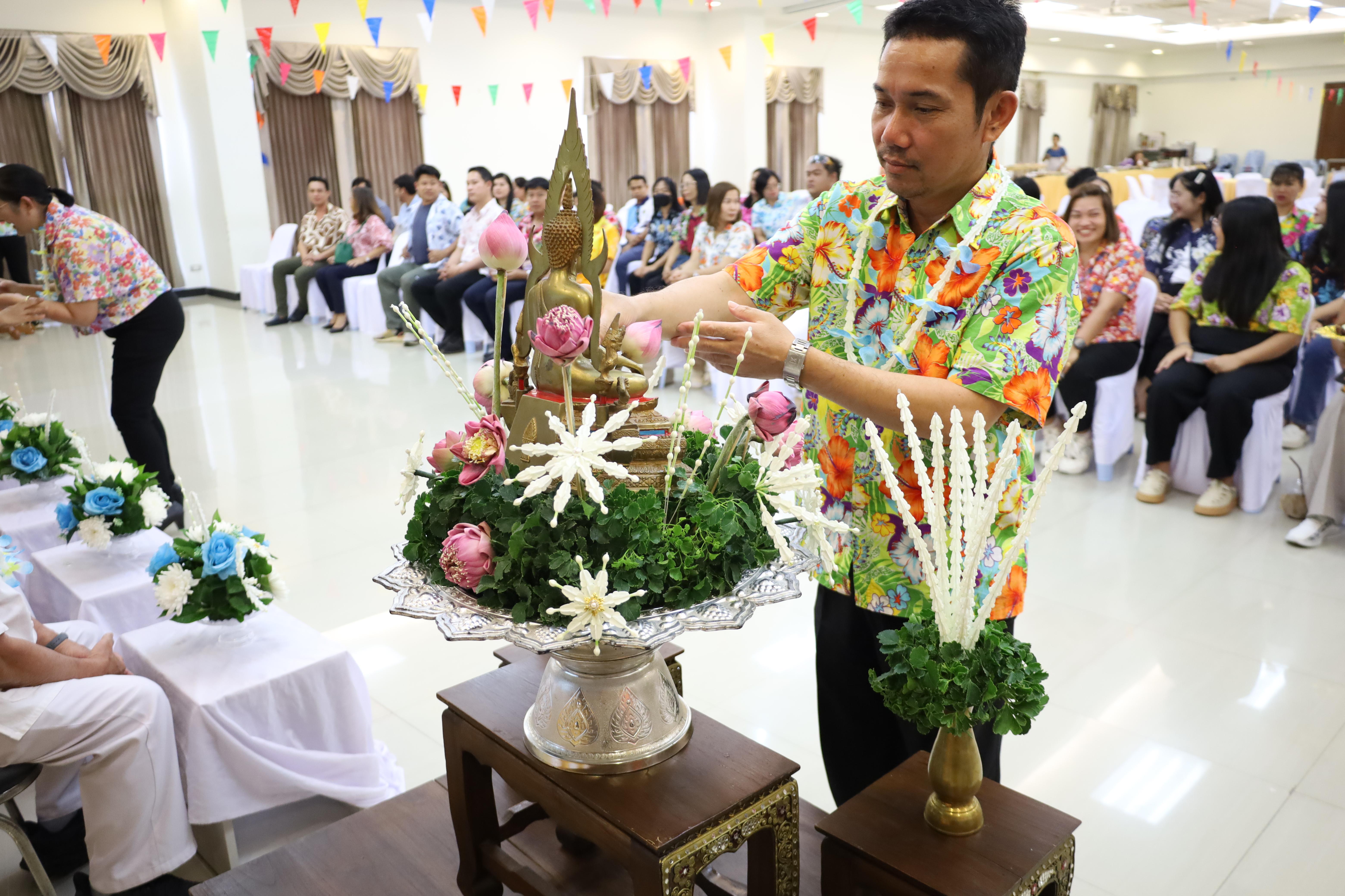 241. วันที่ 26 เมษายน 2568 สาขาการบริหารการศึกษา ได้จัดกิจกรรมรดน้ำดำหัวคณาจารย์ระดับบัณฑิตศึกษา ประจำสาขาการบริหารการศึกษา ณ ห้องประชุมครุร่มสัก 1 ชั้น 3 อาคารคณะครุศาสตร์